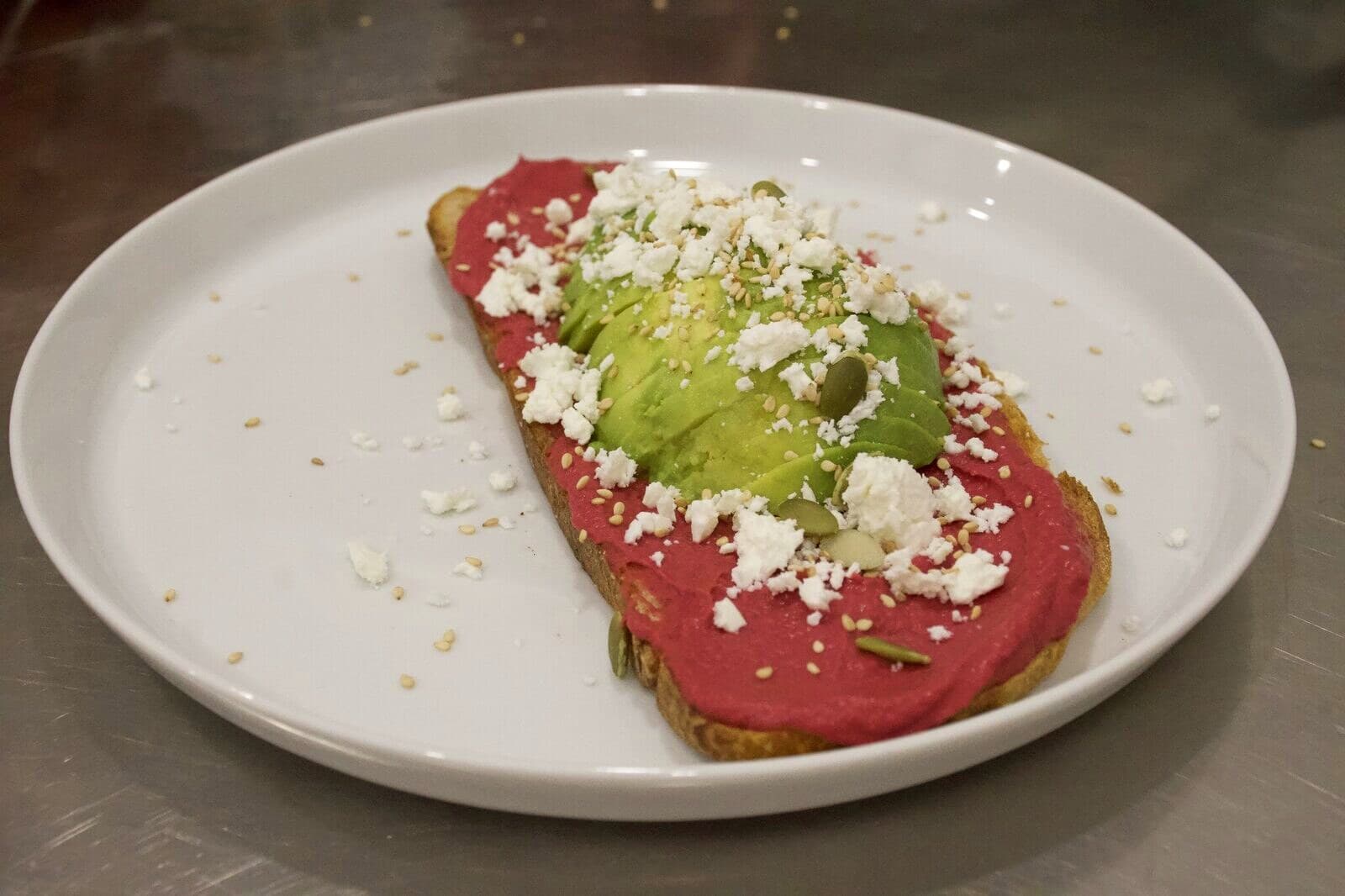 Tostada Pink Velvet: masa madre, hummus de remolacha, aguacate y feta